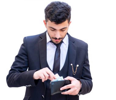 Arap iş adamı cüzdanını tutarken parasını saymayı sever.