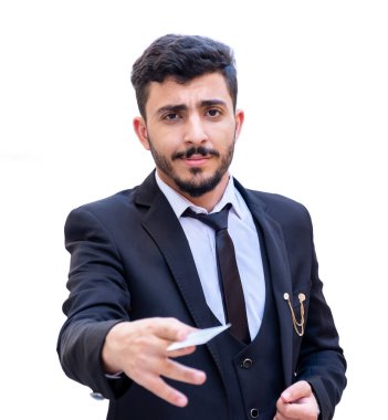 Kendine güveni yüksek bir Arap işadamı müşteriye bakarken ona kartvizitini veriyor.