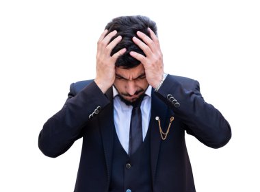 Aşırı yük ve stres yüzünden başı ağrıyan Arap iş adamı