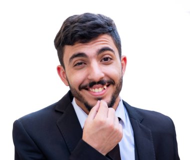 Arap bir adam bir iş, mühendis ve mimar için boyutları tanımlıyor ve tanımlama yolunda anlaşılabilir olmaya çalışıyor