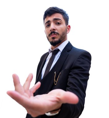 Zafer ve gurur, takım elbisesini omuzlarında taşıyan bir adamın gururu ve gururu. Gururundan diğerlerine kadar diğerlerini bekliyor.