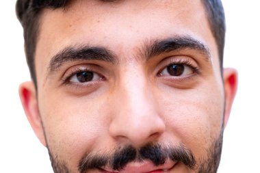 Kahverengi gözlü, gülümseyen ve kendine güvenen bir adam.