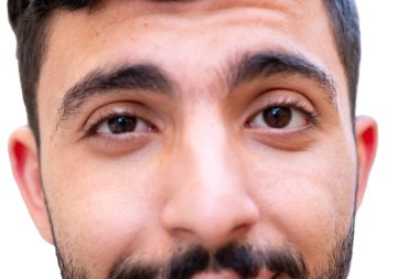 Kahverengi gözlü, gülümseyen ve kendine güvenen bir adam.