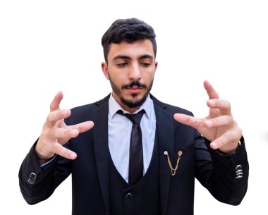 Arap bir adam bir iş, mühendis ve mimar için boyutları tanımlıyor ve tanımlama yolunda anlaşılabilir olmaya çalışıyor