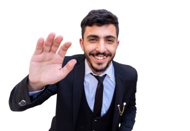 Canlı yayında Arap iş adamı, kendinden emin ve izole bir arka planda buluşmaya hazır olan herkese merhaba diyor.