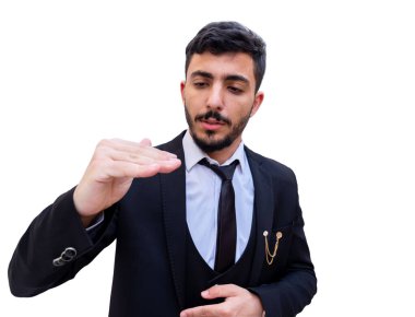 Arap bir adam bir iş, mühendis ve mimar için boyutları tanımlıyor ve tanımlama yolunda anlaşılabilir olmaya çalışıyor