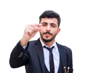 Arap bir adam bir iş, mühendis ve mimar için boyutları tanımlıyor ve tanımlama yolunda anlaşılabilir olmaya çalışıyor