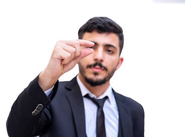 Arap bir adam bir iş, mühendis ve mimar için boyutları tanımlıyor ve tanımlama yolunda anlaşılabilir olmaya çalışıyor