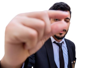 Arap bir adam bir iş, mühendis ve mimar için boyutları tanımlıyor ve tanımlama yolunda anlaşılabilir olmaya çalışıyor