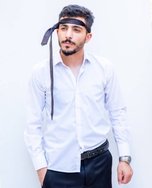 İzole bir geçmişe sahip üzgün bir Orta Doğulu işadamı.