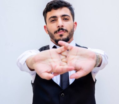 Arap işadamı hazırlanıyor, düşünüyor ve bir sonraki adımın izole bir arka planda geleceğe hazır olmak olduğunu hayal ediyor.