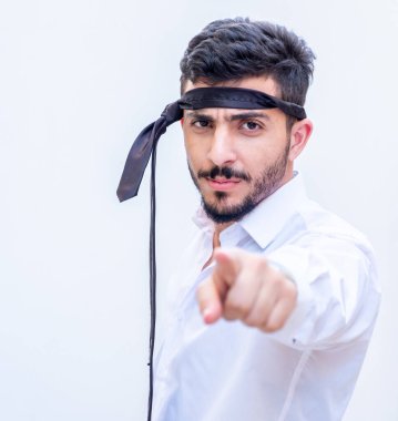 İzole bir geçmişe sahip üzgün bir Orta Doğulu işadamı.