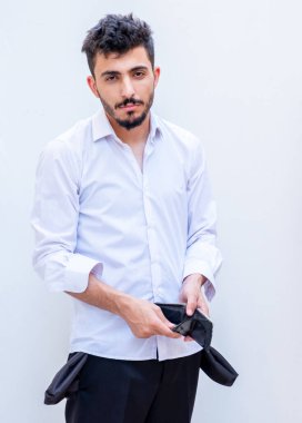 Borçlarla dolu Arap işadamlarının 21. yüzyıldaki yoksulluk ve işsizlik savaşında ayağa kalkmak için yardıma ihtiyaçları var.