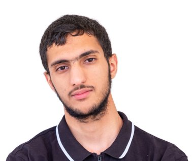 Yüzünde ciddi bir ifadeyle duran Arap çocuk.