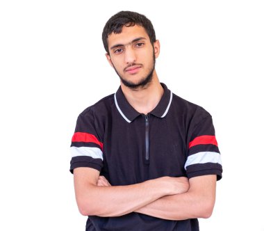 Yüzünde ciddi bir ifadeyle duran Arap çocuk.