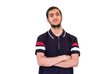 Yüzünde ciddi bir ifadeyle duran Arap çocuk.