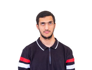 Arap adam gözünü dikmiş bir şey izliyor.