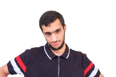 Arap adam ayakta duruyor ve kolları kalçasında sıkılıyor ve hayal kırıklığına uğruyor.