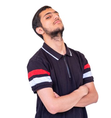 Arap adam ayakta duruyor ve fikirleri düşünüyor.