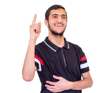 Arap adam ayakta duruyor ve fikirleri düşünüyor.