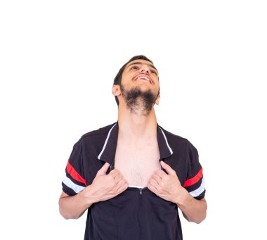 Tişörtünün düğmelerini açtıktan sonra rahatlamış hissediyor.