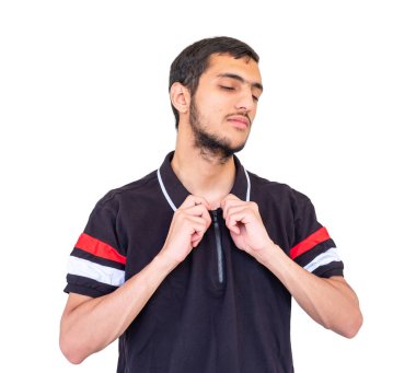 Tişörtünün düğmelerini açtıktan sonra rahatlamış hissediyor.