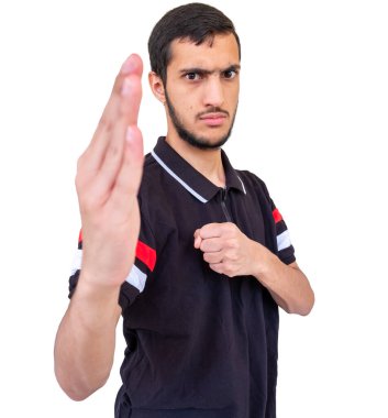 Arap adam dövüş sanatları kullanarak savaşa hazırlanıyor.