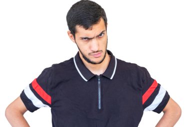 Arap adam kaşlarını kaldırıyor ve şeytani bir bakışla gülümsüyor.