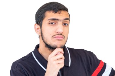 Arap adam ayakta duruyor ve fikirleri düşünüyor.