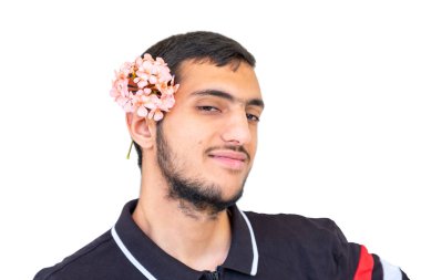 Arap çocuk kafasına çiçek takıyor.