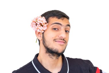 Arap çocuk kafasına çiçek takıyor.