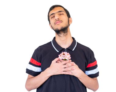 Elinde çiçek tutan Arap çocuk.