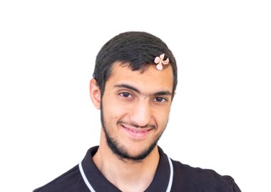 Arap çocuk kafasına çiçek takıyor.