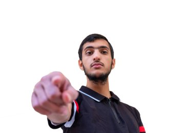 Arap adam bir şeyi aşağı doğru işaret ediyor.