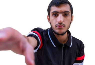 Arbic adam eliyle bir şey yakalamaya çalışıyor.