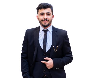 Kendine güveni yüksek bir smokin giyen neşeli genç adam bir sonraki için hazır.