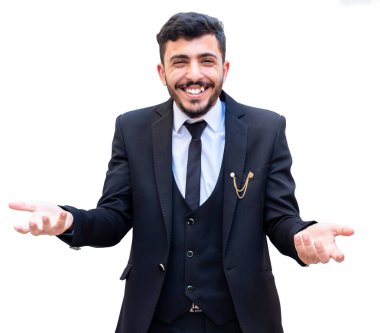 Kendine güveni yüksek bir smokin giyen neşeli genç adam bir sonraki için hazır.