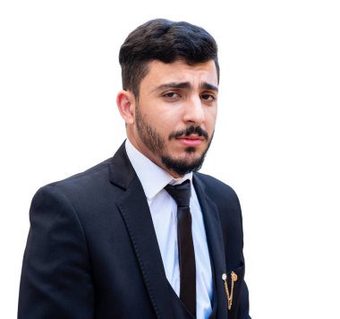 Kendine güveni yüksek bir smokin giyen neşeli genç adam bir sonraki için hazır.