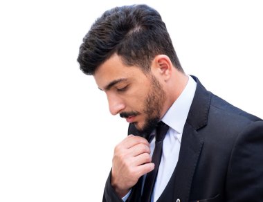 Kendine güveni yüksek bir smokin giyen neşeli genç adam bir sonraki için hazır.