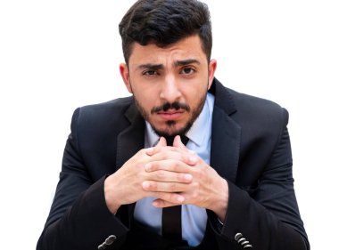 Kendine güveni yüksek bir smokin giyen neşeli genç adam bir sonraki için hazır.