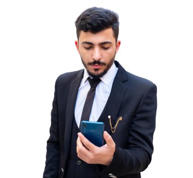 İş adamı, iş görüşmelerini sürdürmek ve zamana göre iş güncellemelerini takip etmek için bir çağrı veya video aramasında cep telefonu kullanarak tartışır ve işi tartışır.