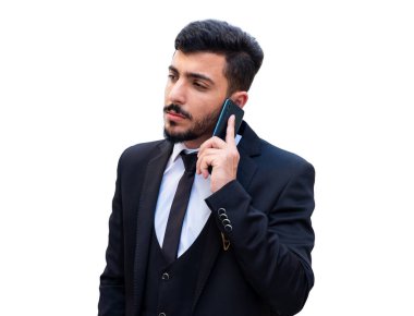 İş adamı, iş görüşmelerini sürdürmek ve zamana göre iş güncellemelerini takip etmek için bir çağrı veya video aramasında cep telefonu kullanarak tartışır ve işi tartışır.