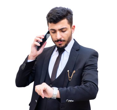 İş adamı, iş görüşmelerini sürdürmek ve zamana göre iş güncellemelerini takip etmek için bir çağrı veya video aramasında cep telefonu kullanarak tartışır ve işi tartışır.