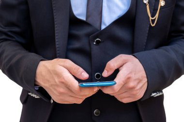 İş adamı, iş görüşmelerini sürdürmek ve zamana göre iş güncellemelerini takip etmek için bir çağrı veya video aramasında cep telefonu kullanarak tartışır ve işi tartışır.