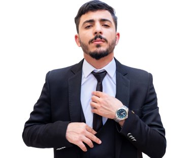 Kendine güveni yüksek bir smokin giyen neşeli genç adam bir sonraki için hazır.