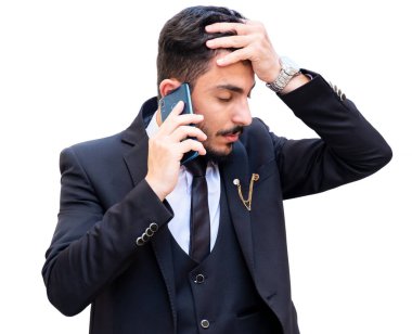 İş adamı, iş görüşmelerini sürdürmek ve zamana göre iş güncellemelerini takip etmek için bir çağrı veya video aramasında cep telefonu kullanarak tartışır ve işi tartışır.