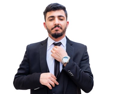 Kendine güveni yüksek bir smokin giyen neşeli genç adam bir sonraki için hazır.