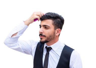 İnsan saçını tarar ve bir sonraki aşamaya hazırlanır.