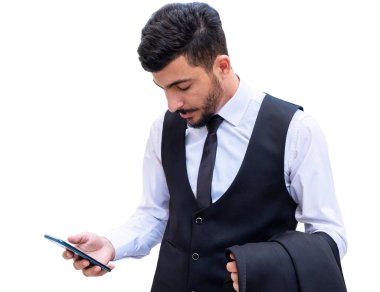 İş adamı, iş görüşmelerini sürdürmek ve zamana göre iş güncellemelerini takip etmek için bir çağrı veya video aramasında cep telefonu kullanarak tartışır ve işi tartışır.