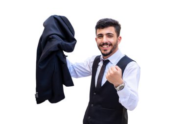 İzole bir arka planda neşeli ve heyecanlı bir işadamı, başarılarını kutlamak için ceketini tutuyor ve zaferini göstermek için yumruğunu kaldırıyor.